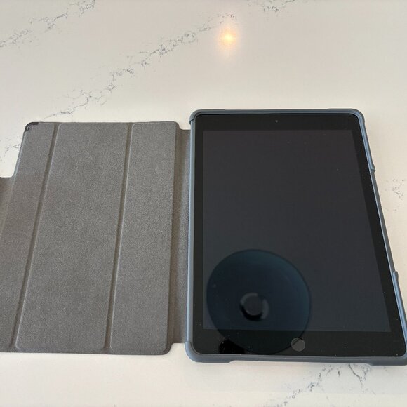 iPad - 6th Generation - with case & charging cord - Picture 4 of 8
